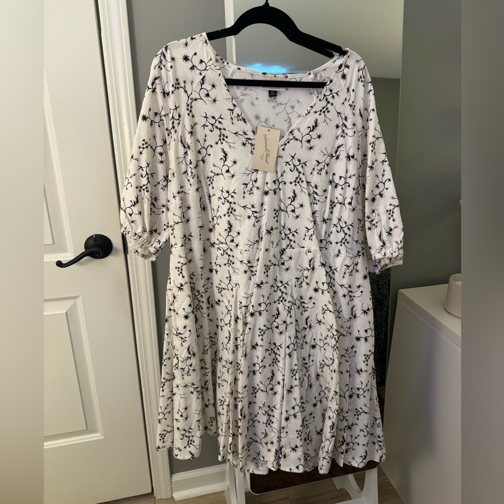 Universal Thread Women’s Floral V-Neck Tiered Dress - White with Black Print